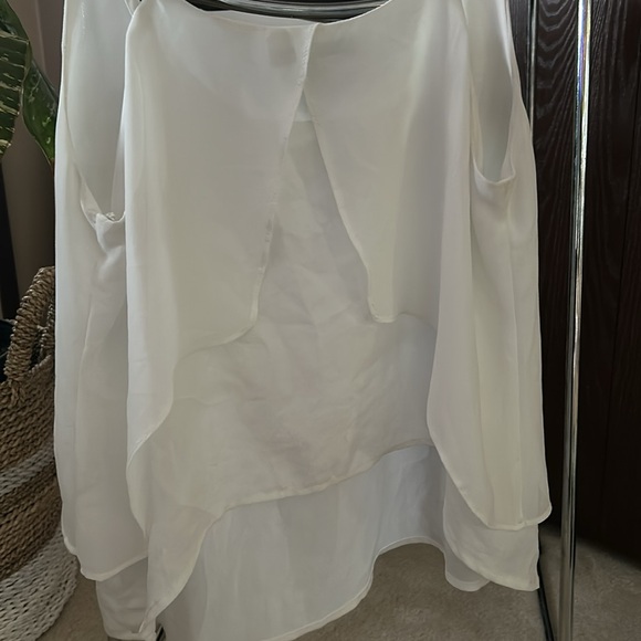 Cute white tank blouse. High low in front with skinny straps - Picture 3 of 3